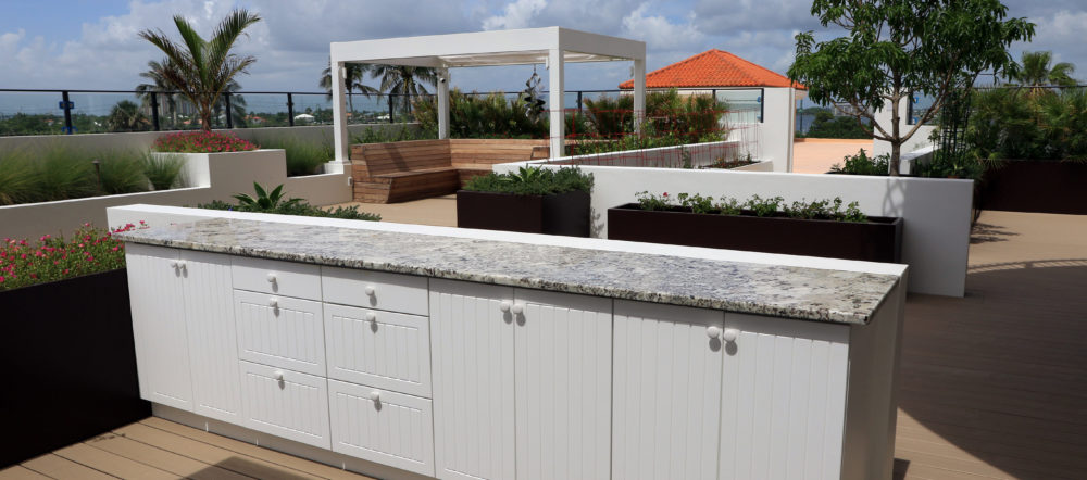 White outdoor kitchen with a granite countertop
