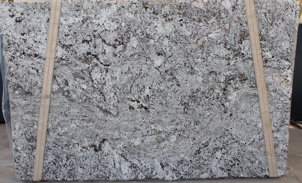 Alaska White Granitplatte - Granit mit weißem Hintergrund und braunen, grauen und schwarzen Flecken