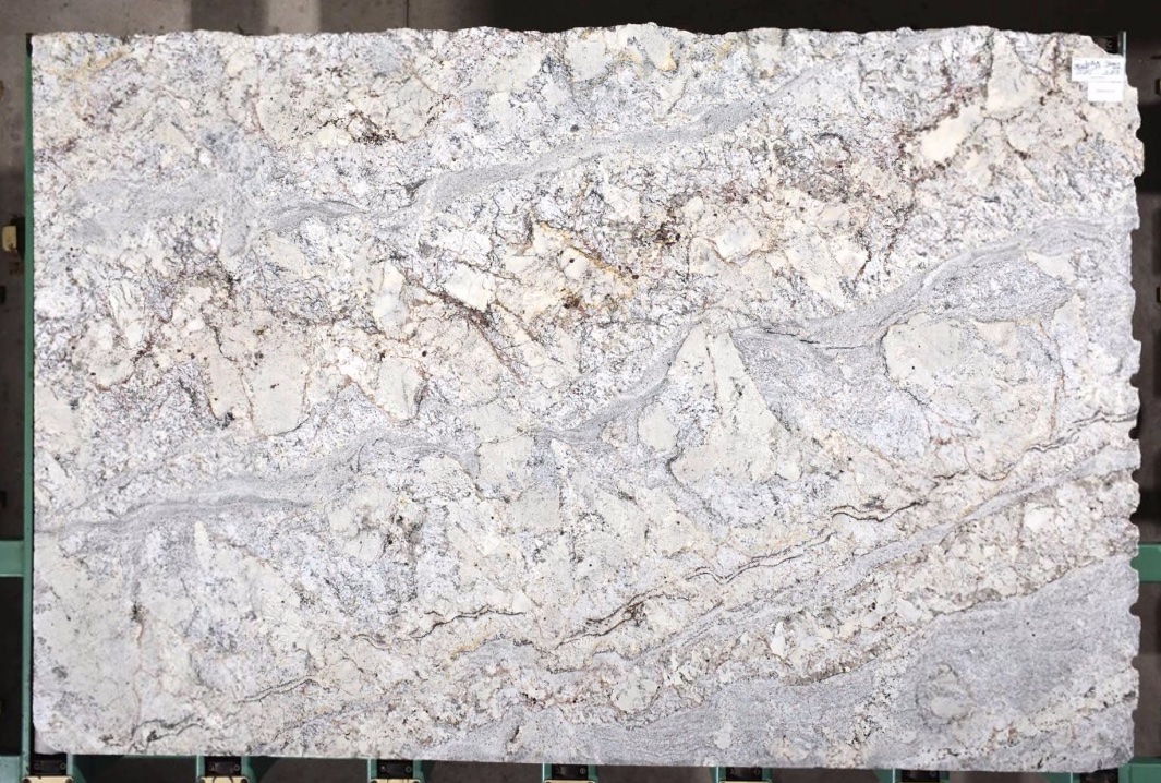 Printemps Blanc - Beau granit clair du Brésil avec un substrat rocheux blanc cristallin mélangé à des teintes blanches, grises et cramoisies